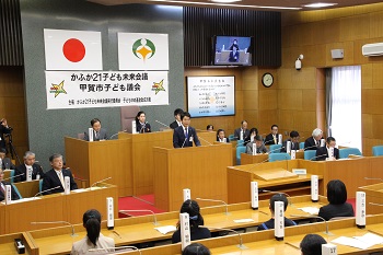 子ども議会で挨拶する市長